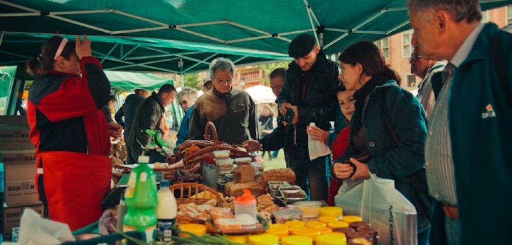 Miodku czy świeżutkich czereśni?